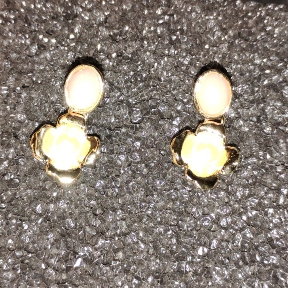2 Pair Of Fashion Earrings - Picture 2 of 5